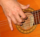 Gitarre zupfen